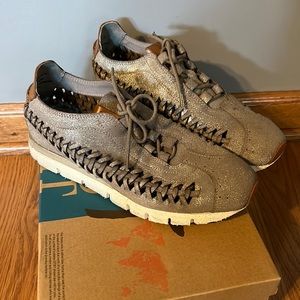 OTBT Women’s Shoes size 7.5. OTBT brand. Fun silver/grey.